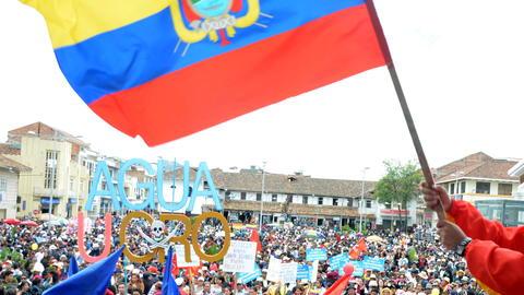 El prefecto del Azuay, Paúl Carrasco, del partido Izquierda Democrática, ondea la bandera durante la marcha 'Por la vida y la dignidad de los pueblos'.