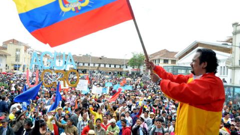 El prefecto del Azuay, Paúl Carrasco, del partido Izquierda Democrática, ondea la bandera durante la marcha 'Por la vida y la dignidad de los pueblos'.