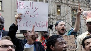 Los consejales Jumaane Williams, segundo desde la izquierda e Ydanis Rodriguez, al centro, acudieron hoy a apoyar los manifestantes y a censurar las acciones de la Policía.