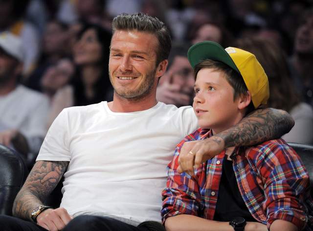 David Beckham con su hijo Brooklyn. El futbolista es un padre con glamour, según un estudio europeo.