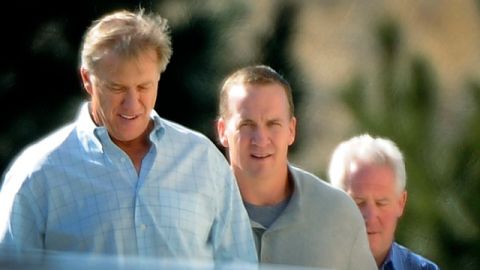 Manning (der.) y Elway en su más reciente reunión en Denver.