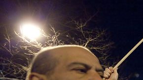 Miembros de la comunidad judía participan en una marcha silenciosa en honor de las víctimas.