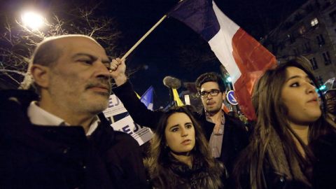Miembros de la comunidad judía participan en una marcha silenciosa en honor de las víctimas.