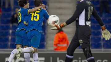 Héctor Moreno (15) del Espanyol,  corre a festejar su gol ante Racing acompañado de  Philippe Coutinho.