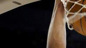 Andrew Bynum en una de sus muchas clavadas.