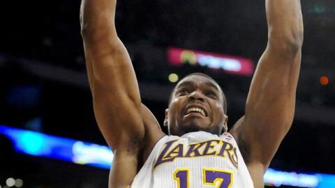 Andrew Bynum en una de sus muchas clavadas.
