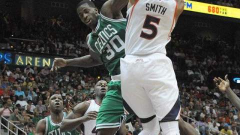 Dwight Howard (izq.) lucha por un balón con Joakim Noah, de Toros.