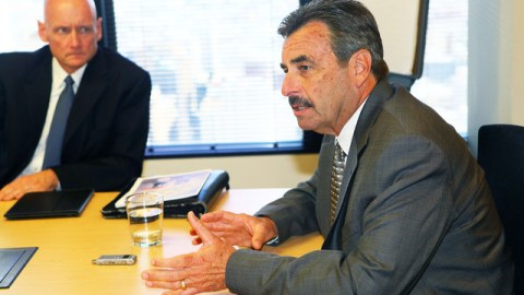 Charlie Beck (der.) entiende que la nueva ordenanza debe provocar cambios en el comportamiento de los conductores.