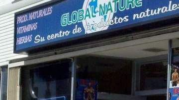 Un altar improvisado frente a la botánica Global Nature de Huntington Park donde ocurrió el crimen el jueves.