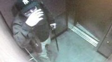 Imagen de una cámara de vigilancia que muestra al sospechoso de los robos en el Alto Manhattan.