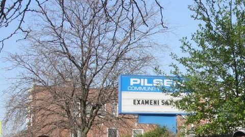 Alejandro Barrera, voluntario de la campaña de Cuauhtémoc Morfin, a la salida del precinto ubicado en la primaria Pilsen Academy.