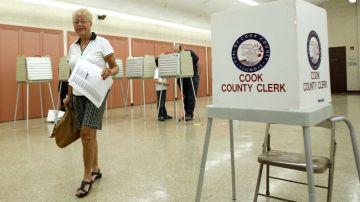 Ciudadanos votan en el colegio electoral situado en la iglesia Santa Cecilia de Arlington Heights, Illinois.