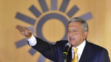 Andrés Manuel López Obrador cuando tomaba juramento, como candidato a la Presidencia de México.