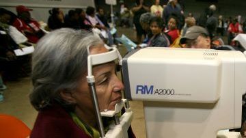 Personas acuden a una feria de salud en Los Ángeles en busca de servicios gratuitos.