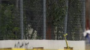 nvestigadores forenses inspeccionan los cuerpos de tres de las seis personas que murieron en el municipio de Apodaca del estado mexicano de Nuevo León.