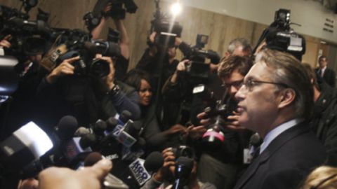 El sheriff Mirkarimi se dirige a los medios.