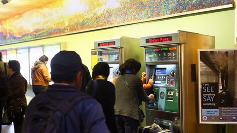 Usuarios de la Línea Dorada, que ha reflejado un aumento de 21% de pasajeros en las últimas semanas, hacen fila para comprar su boleto de abordaje al tren.