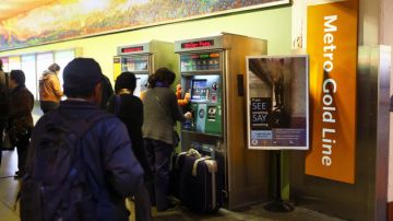 Usuarios de la Línea Dorada, que ha reflejado un aumento de 21% de pasajeros en las últimas semanas, hacen fila para comprar su boleto de abordaje al tren.