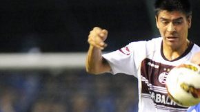 Luciano Figueroa (der.), del Emelec, disputa el balón con Luciano Balbi,   de Lanús, en partido de la Copa Libertadores.