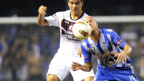 Luciano Figueroa (der.), del Emelec, disputa el balón con Luciano Balbi,   de Lanús, en partido de la Copa Libertadores.