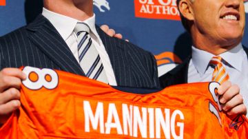 Manning, al lado de Elway (der.), exhibe feliz su nueva camiseta.