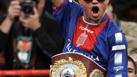 Jorge Rodrigo 'La Hiena' Barrios celebra su victoria sobre el húngaro Janos Nagy el 20 de mayo del 2006 en Los Angeles.