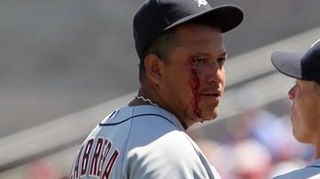 Miguel Cabrera (izq.) es auxiliado por Brandon Inge y Don Kelly.