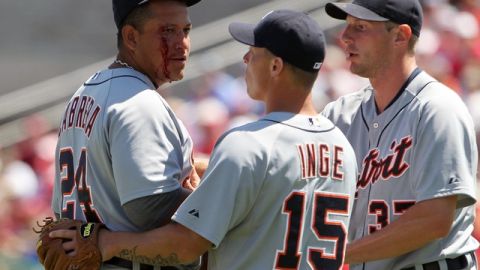 Miguel Cabrera (izq.) es auxiliado por Brandon Inge y Don Kelly.