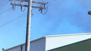 Agentes del cuerpo de Bomberos de Los Angeles lograron contener el incendio en la  escuela superior West Adams.