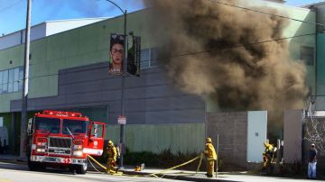 Agentes del cuerpo de Bomberos de Los Angeles lograron contener el incendio en la  escuela superior West Adams.