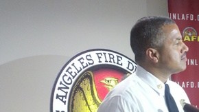El Jefe de Bomberos Brian Cummings (izq.) en conferencia de prensa ayer.