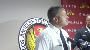 El Jefe de Bomberos Brian Cummings (izq.) en conferencia de prensa ayer.