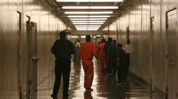 El reporte propone alternaticas para aliviar el hacinamiento en las cárceles.