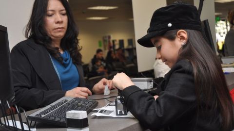 Jessica Luna renovó la matrícula consular a su madre, al final selló la orden de emisión del documento.