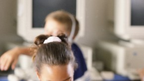 El aprendizaje simultáneo de idiomas es fundamental para la alfabetización.