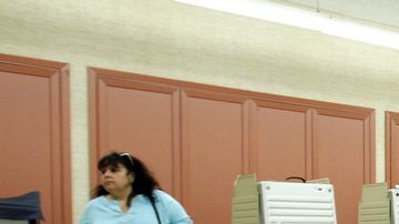 Ciudadanos votan en el colegio electoral situado en la iglesia Santa Cecilia de Arlington Heights, Illinois.