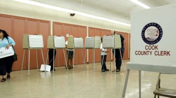 Ciudadanos votan en el colegio electoral situado en la iglesia Santa Cecilia de Arlington Heights, Illinois.