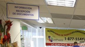 Salvadoreños en el Consulado de El Salvador en Los Ángeles, en busca de ayuda para los formularios del TPS.
