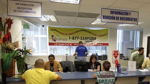 Salvadoreños en el Consulado de El Salvador en Los Ángeles, en busca de ayuda para los formularios del TPS.