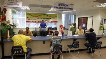 Salvadoreños en el Consulado de El Salvador en Los Ángeles, en busca de ayuda para los formularios del TPS.
