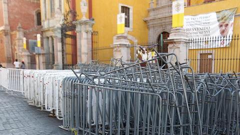 Vallas que serán utilizadas durante el recorrido de Benedicto XVI en Guanajuato.
