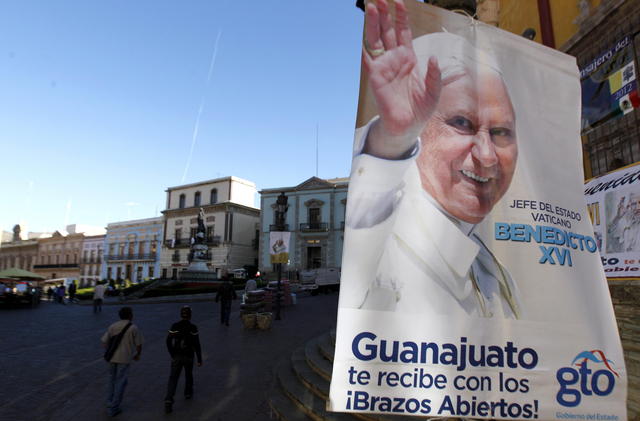 Un cartel de bienvenida al Papa engalana una de las vías principales  del centro de  la ciudad de Guanajuato.