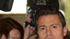 El ex gobernador del estado de México, Enrique Peña Nieto y su esposa, la actriz Angélica Rivera, durante un acto proselitista en Ciudad de México