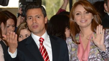El ex gobernador del estado de México, Enrique Peña Nieto y su esposa, la actriz Angélica Rivera, durante un acto proselitista en Ciudad de México