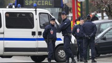 La policía francesa acordona la zona de un barrio residencial de Toulouse,  donde se encuentra el presunto autor de los asesinatos.