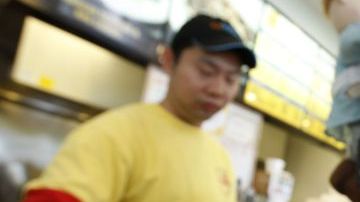 Son muchos los que juegan buscando que la suerte decida bendecirles con varios dólares.