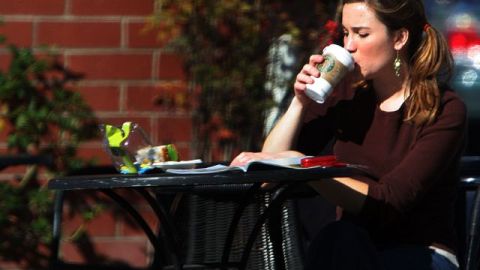 Pronto habrá oferta de jugos naturales en Starbucks.