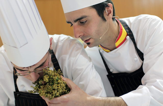 El chef Evarist Miralles (der.) muestra unas hierbas aromáticas.