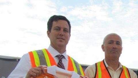 El presidente del Dynamo de Houston Chris Canetti (izq.) anunciando el partido ante Valencia.