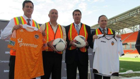 El presidente del Dynamo de Houston Chris Canetti (izq.) anunciando el partido ante Valencia.